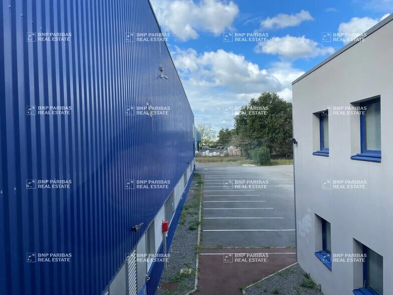 Local d’activités dans Saint-Aignan-Grandlieu à louer - Photo de l’immeuble – Image 2 sur 11