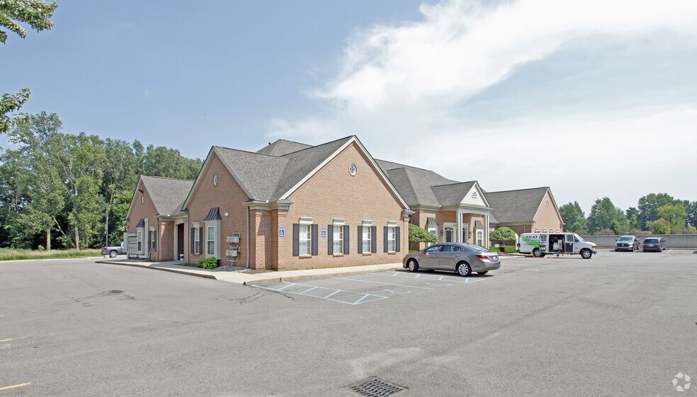 46600 Romeo Plank Rd, Macomb, MI à louer - Photo de l’immeuble – Image 2 sur 5