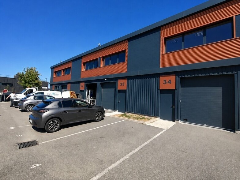 Local d'activités dans Vaulx-Milieu à vendre - Photo de l’immeuble – Image 1 sur 9