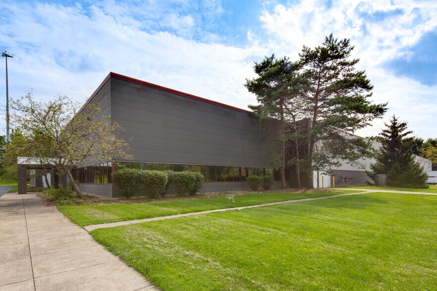 9300 Dutton Dr, Twinsburg, OH à louer - Photo de l’immeuble – Image 2 sur 5