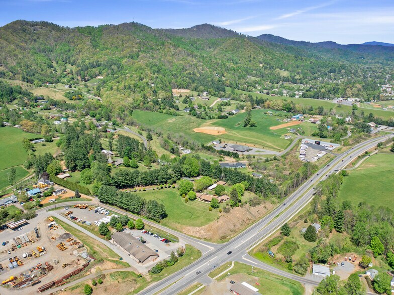 110 Crest View Rd., Burnsville, NC à vendre - Photo de l’immeuble – Image 2 sur 45
