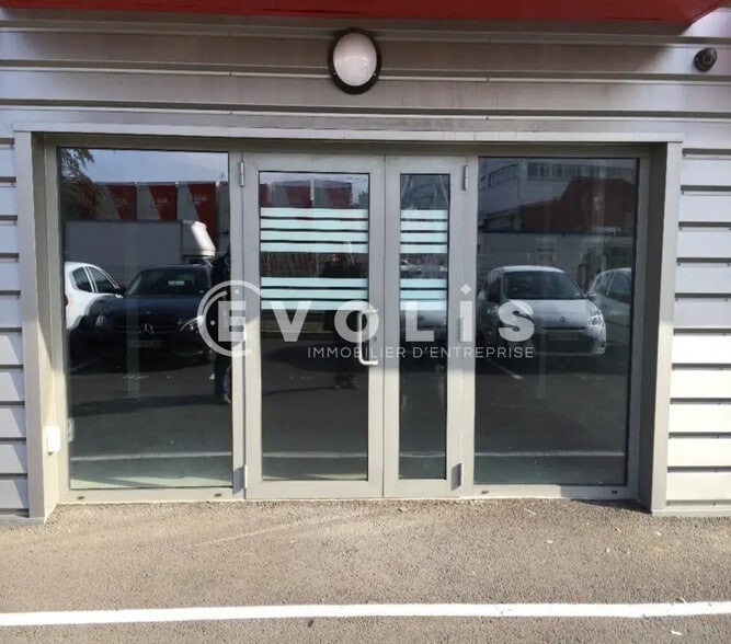 Local d’activités dans Villeneuve-la-Garenne à louer - Photo de l’immeuble – Image 1 sur 4