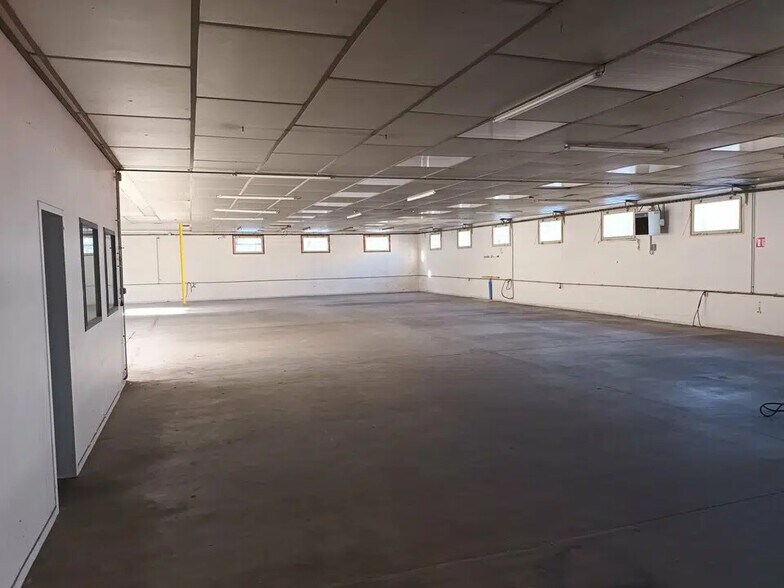 Local d’activités dans Évreux à louer - Photo de l’immeuble – Image 2 sur 12