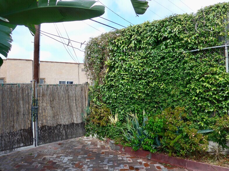 5629 W Adams Blvd, Los Angeles, CA à louer - Photo de l’immeuble – Image 3 sur 20