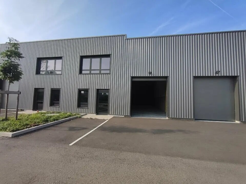 Local d'activités dans Bourgoin-Jallieu à vendre Photo de l’immeuble– Image 1 sur 10