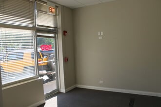 415 E State St, Geneva, IL à louer Photo intérieure– Image 2 sur 9