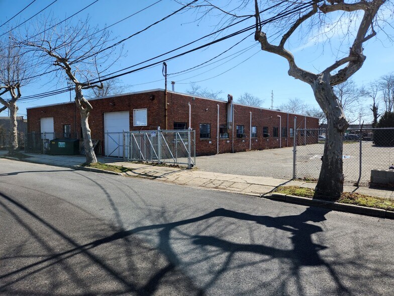 1385 Akron St, Copiague, NY à vendre - Photo de l’immeuble – Image 2 sur 7