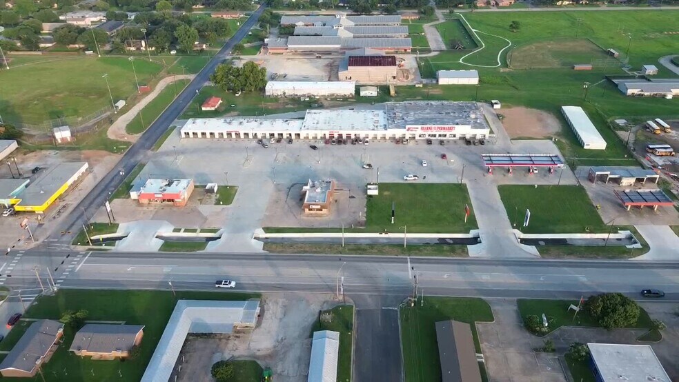 901-921 W Brown St, Hearne, TX à vendre - Vidéo sur l’annonce professionnelle – Image 2 sur 6