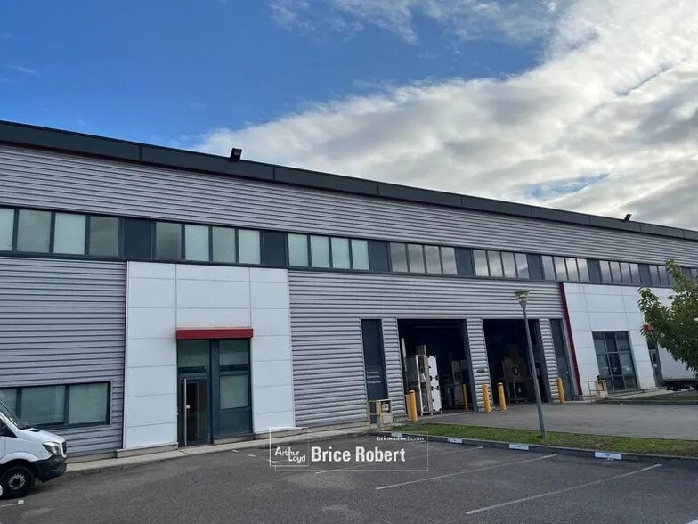 Bureau dans Meyzieu à louer - Photo de l’immeuble – Image 2 sur 6