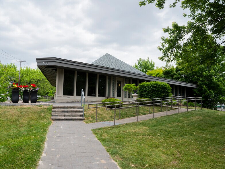 600 Rue Cardinal, Laval, QC à vendre - Photo de l’immeuble – Image 3 sur 18