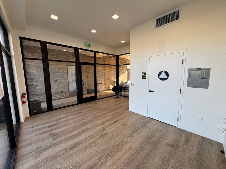 5744 E 2nd St, Long Beach, CA à louer - Photo de l’immeuble – Image 2 sur 21