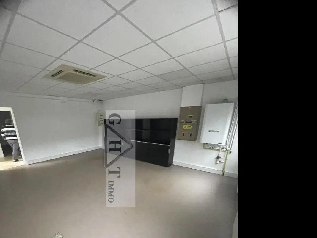 Industriel/Logistique dans Ennery à louer Photo de l’immeuble– Image 1 sur 11