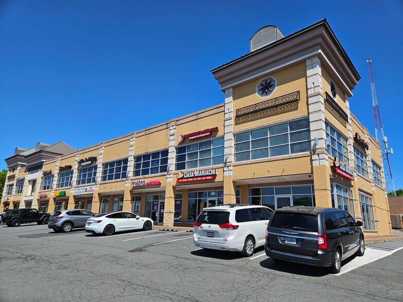 101-133 E Annandale Rd, Falls Church, VA à louer - Photo de l’immeuble – Image 2 sur 22