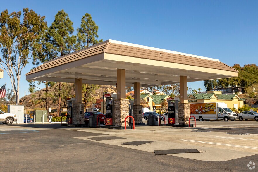 13012 Pomerado Rd, Poway, CA à vendre - Photo de l’immeuble – Image 3 sur 6