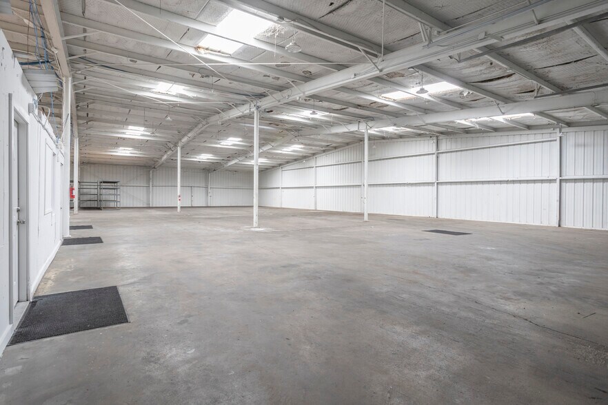 6361 Singleton Blvd, Dallas, TX à louer - Photo de l’immeuble – Image 3 sur 8