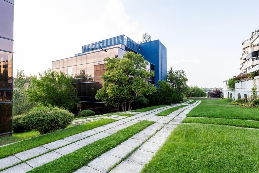 Bureau dans Madrid, Madrid à vendre - Photo de l’immeuble – Image 1 sur 1