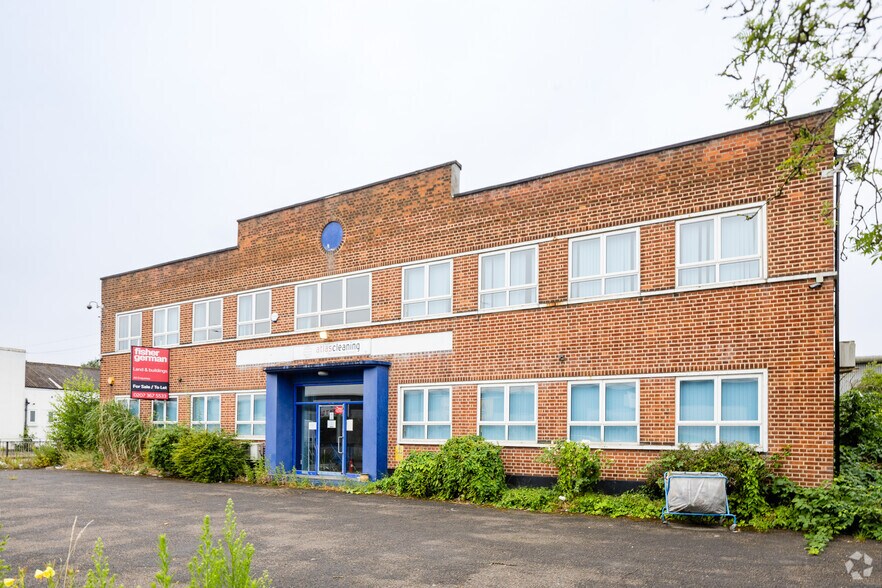 82-84 Hampton Rd W, Feltham à vendre - Photo principale – Image 1 sur 2