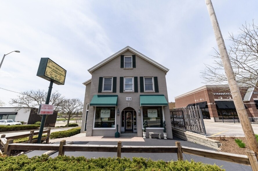 126 S Northwest Hwy, Barrington, IL à vendre - Photo principale – Image 1 sur 17