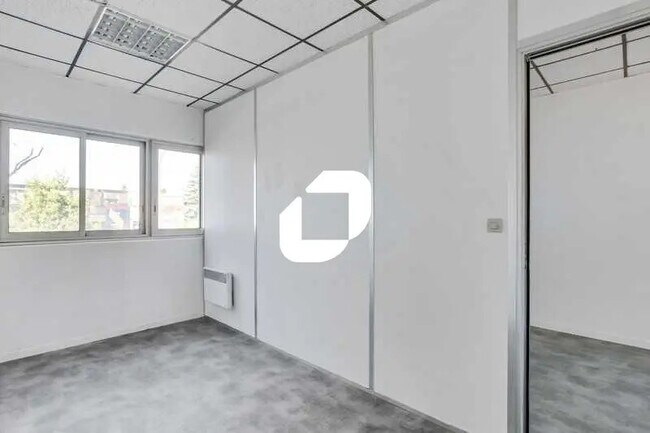 Plus de détails pour Bureau, Local commercial à louer