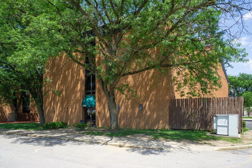4795 Evanswood Dr, Columbus, OH à vendre - Photo de l’immeuble – Image 2 sur 18