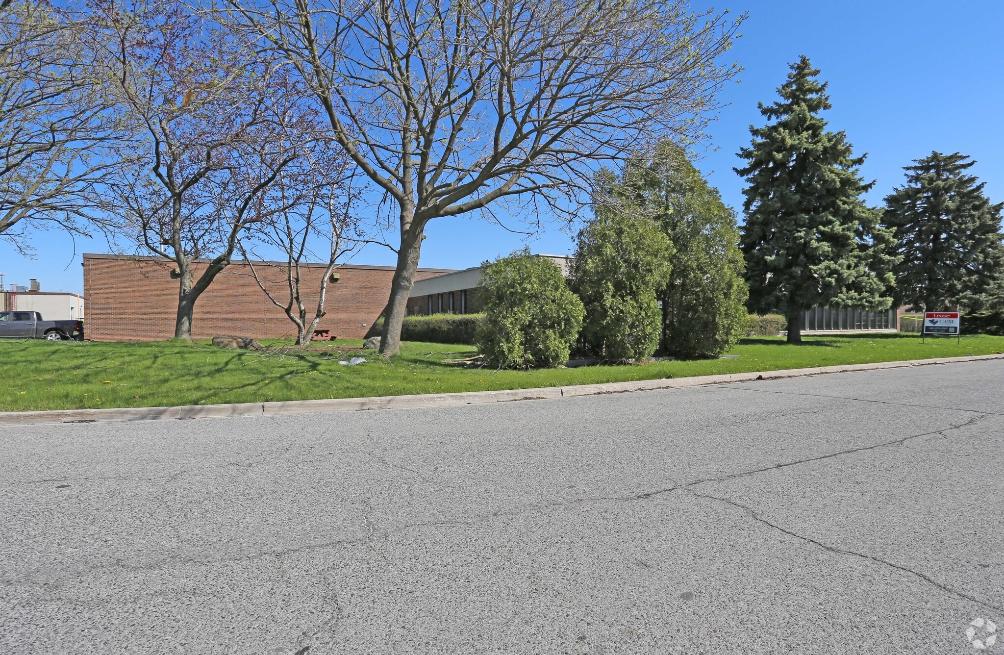 14 Connell Ct, Toronto, ON à louer Photo principale– Image 1 sur 7
