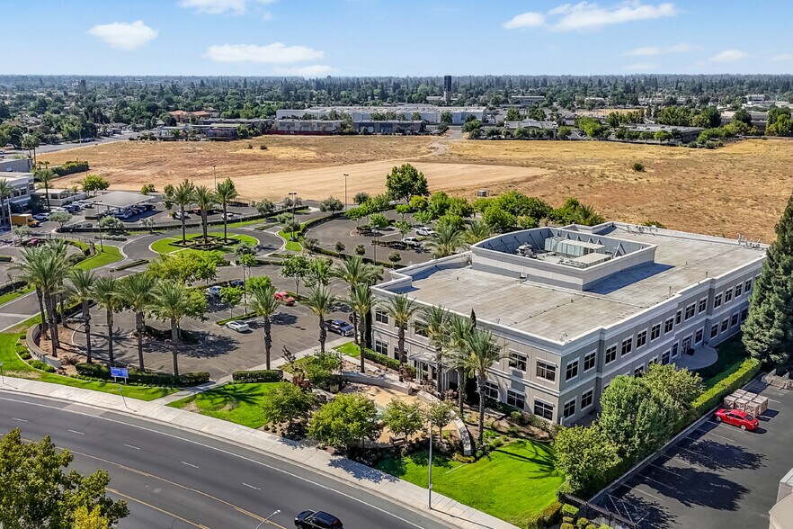 625 W Alluvial Ave, Fresno, CA à louer - Photo de l’immeuble – Image 2 sur 11