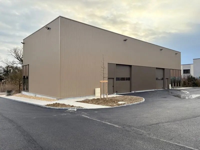 Local d’activités dans Jons à louer Photo de l’immeuble– Image 1 sur 8