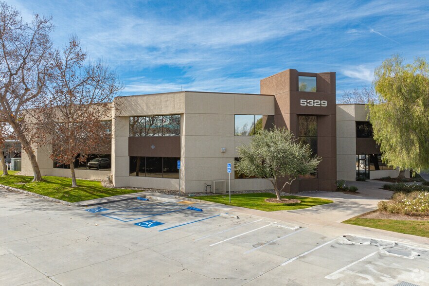 5329 Office Centre Ct, Bakersfield, CA à louer - Photo de l’immeuble – Image 1 sur 15