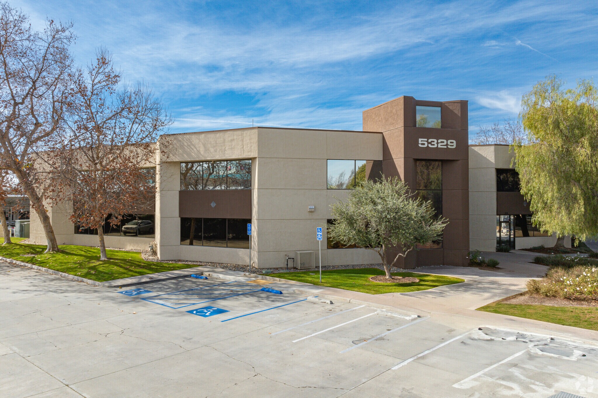 5329 Office Centre Ct, Bakersfield, CA à louer Photo de l’immeuble– Image 1 sur 16