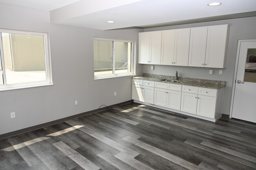 11334 Tamarco Dr, Blue Ash, OH à louer - Photo de l’immeuble – Image 3 sur 5