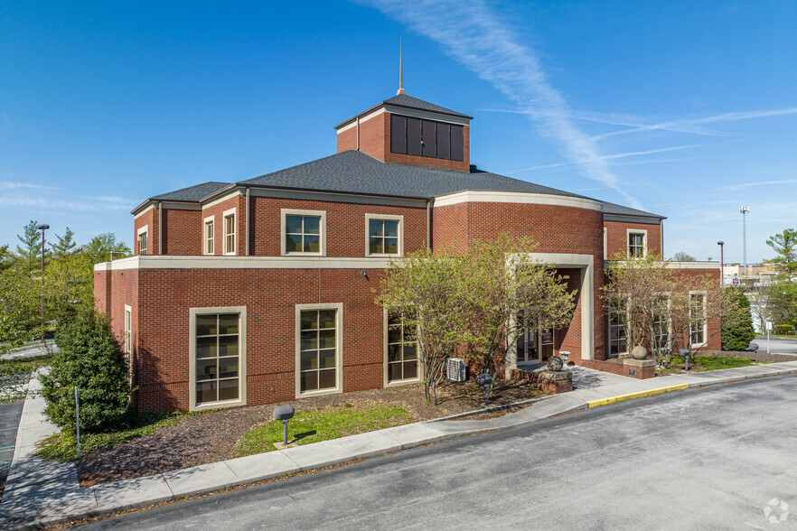 2060 Fort Henry Dr, Kingsport, TN à louer - Photo de l’immeuble – Image 1 sur 5