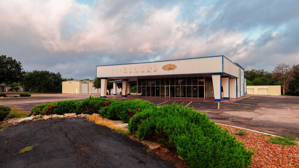 905 N Harborth Ave, Three Rivers, TX à louer - Photo de l’immeuble – Image 3 sur 27
