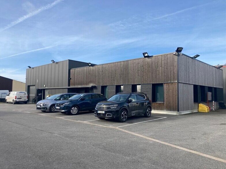 Local d'activités dans LE THUIT DE L'OISON à vendre - Photo de l’immeuble – Image 1 sur 8