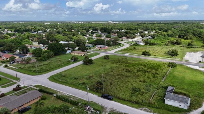 0 Bedford Drive Dr, Fort Pierce, FL à louer Photo de l’immeuble– Image 1 sur 4