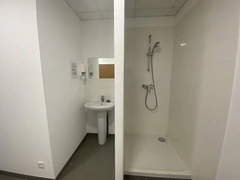 Local d’activités dans Bretteville-sur-Odon à louer - Photo intérieure – Image 2 sur 7