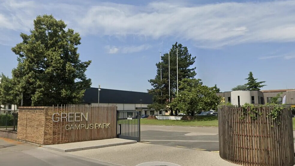 Local d’activités dans Vénissieux à louer - Photo de l’immeuble – Image 1 sur 7