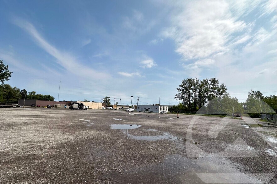 5105 Tractor Rd, Toledo, OH à louer - Photo de l’immeuble – Image 2 sur 3