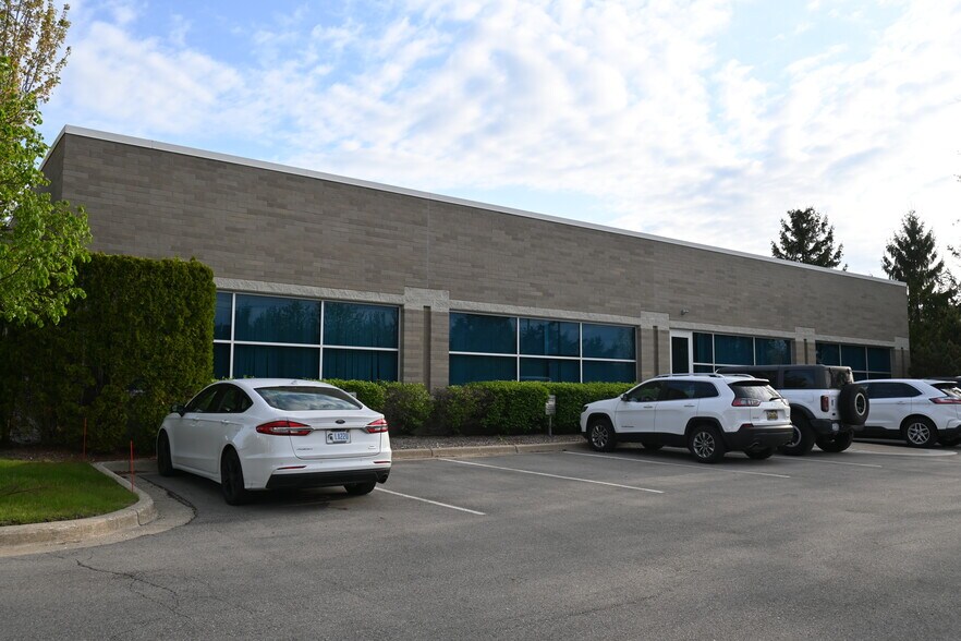 39525 W 13 Mile Rd, Novi, MI à louer - Photo de l’immeuble – Image 2 sur 6