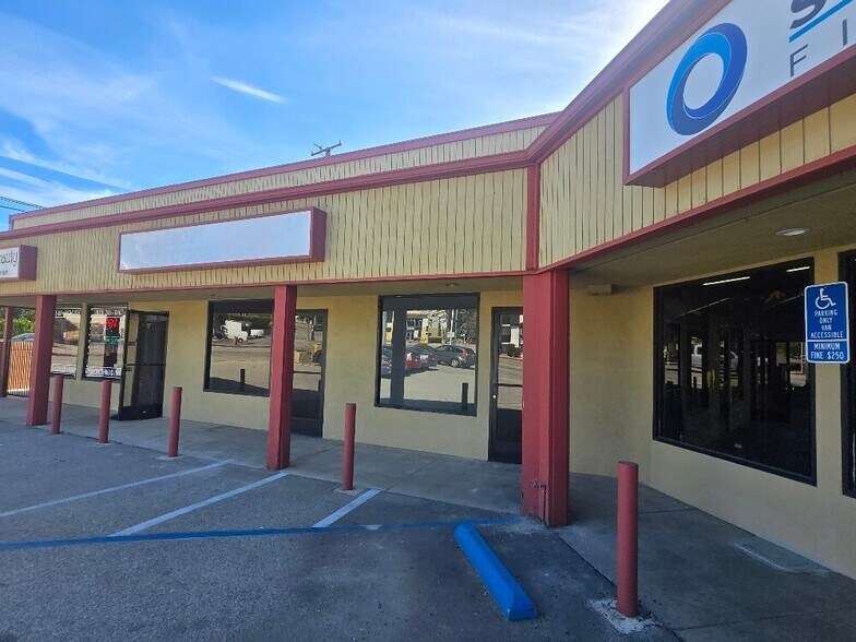 4050 La Crescenta Ave, Montrose, CA à louer - Photo de l’immeuble – Image 1 sur 12