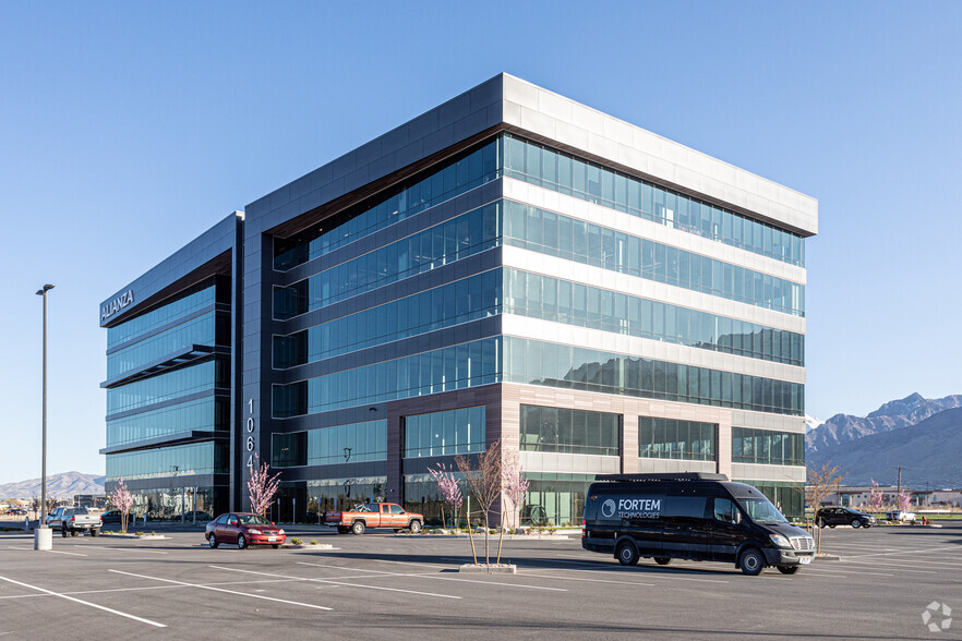 1064 S North County Blvd, Pleasant Grove, UT à louer - Photo de l’immeuble – Image 2 sur 34