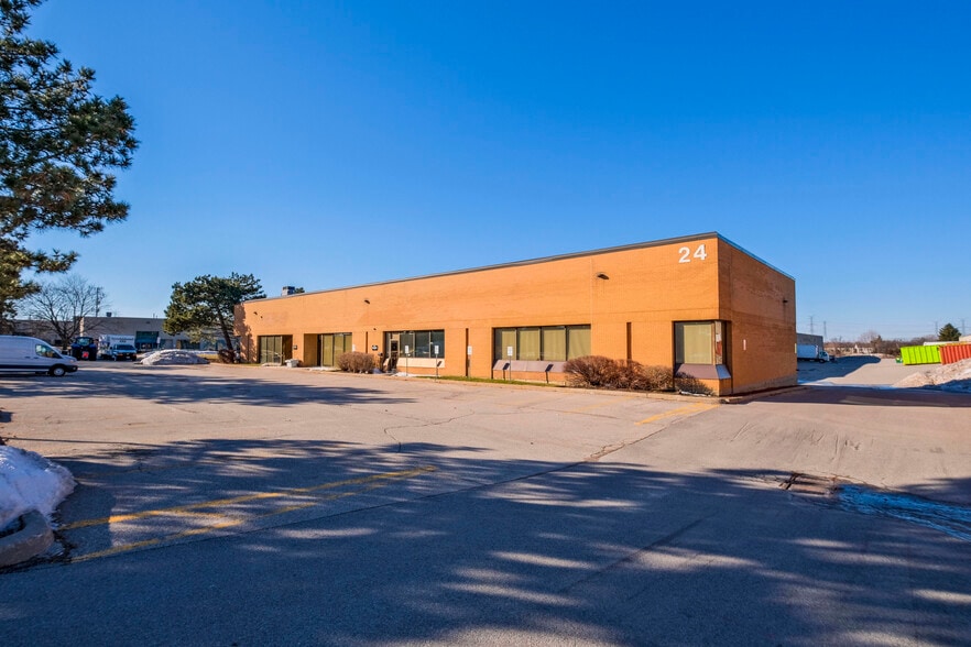 24 Viceroy Rd, Concord, ON à louer - Photo de l’immeuble – Image 2 sur 9