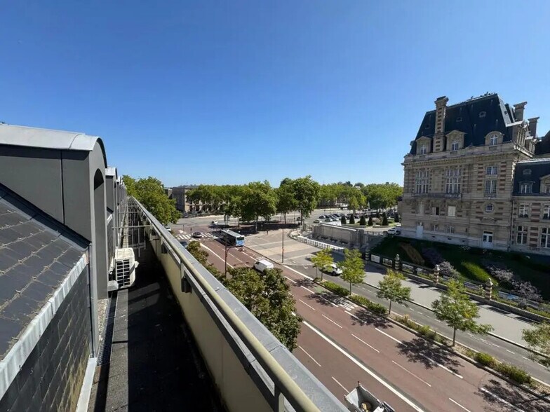 Bureau dans Versailles à louer - Photo de l’immeuble – Image 1 sur 18