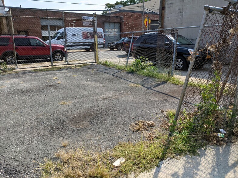 6936 76th St, Flushing, NY à vendre - Photo de l’immeuble – Image 2 sur 4