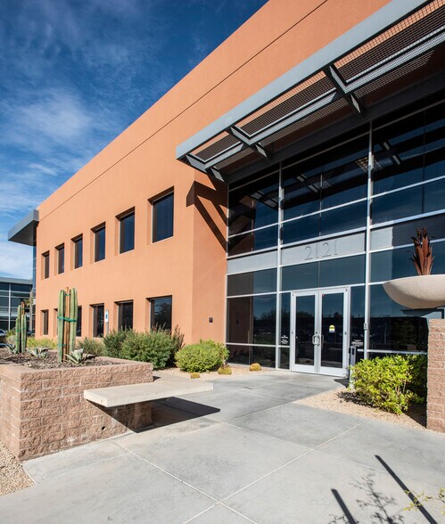 2121 W Chandler Blvd, Chandler, AZ à louer - Photo de l’immeuble – Image 2 sur 15