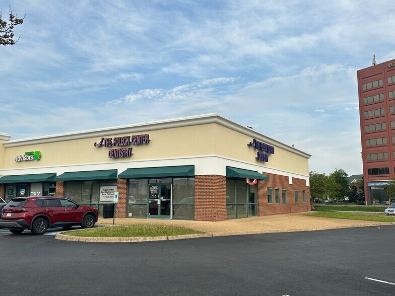 2400 Cunningham Dr, Hampton, VA à louer - Photo de l’immeuble – Image 1 sur 2