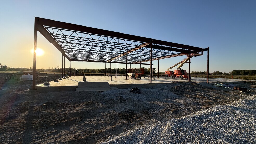 13675 Brooks School Rd, Noblesville, IN à louer - Photo de l’immeuble – Image 2 sur 2