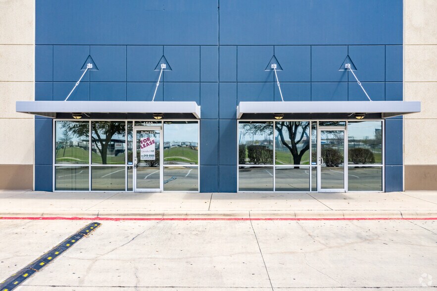 8562 NE Loop 410, San Antonio, TX à louer - Photo de l’immeuble – Image 2 sur 9