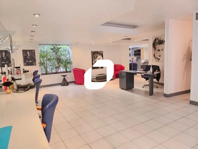 Plus de détails pour Local commercial à louer