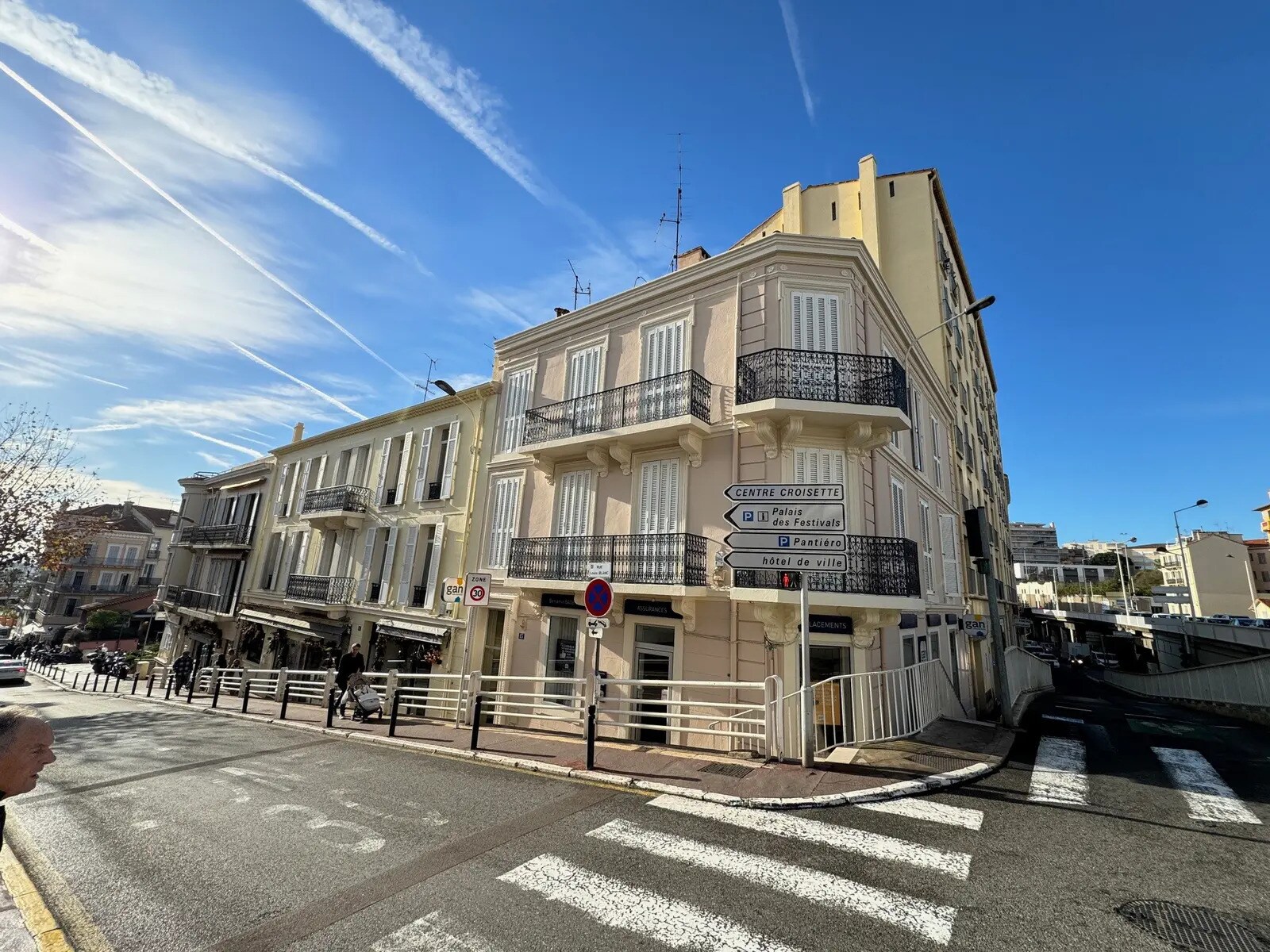 13 Rue Louis Blanc, Cannes à louer Photo de l’immeuble– Image 1 sur 10