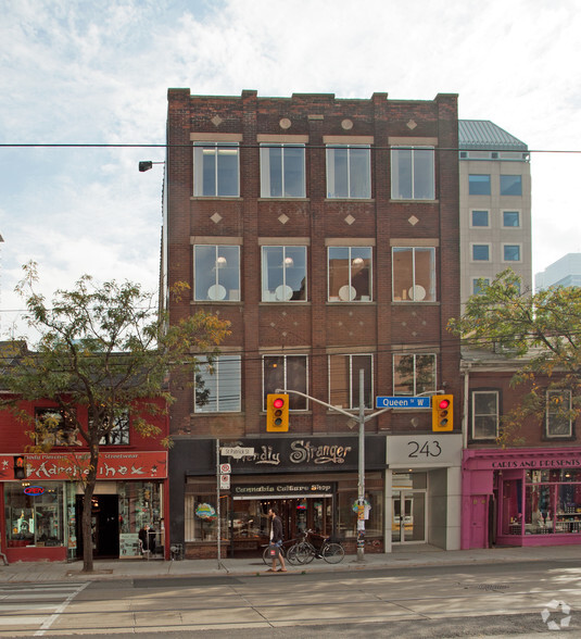 241-243 Queen St W, Toronto, ON à louer - Photo de l’immeuble – Image 3 sur 7